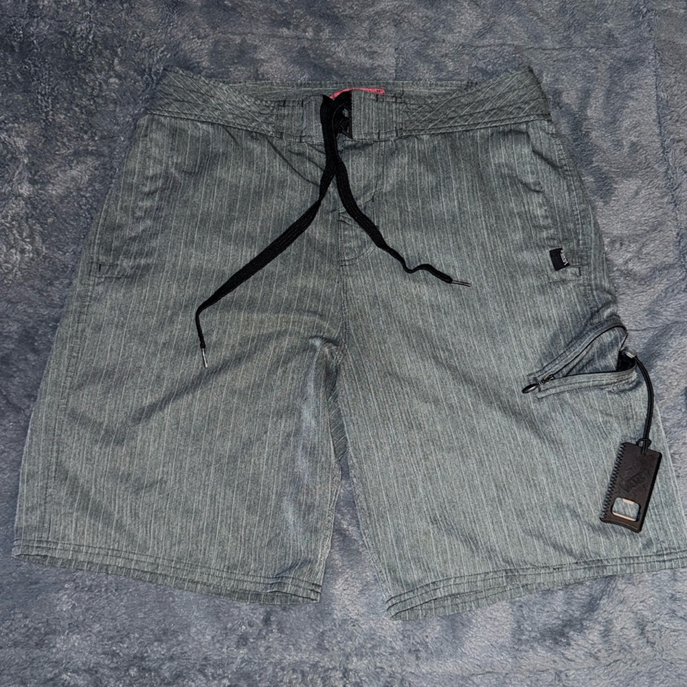 Men’s Or Women’s Vans Board Shorts! Excellent condition. Men’s size 32 waist! 🔥